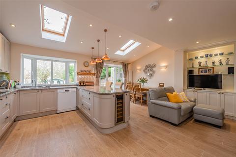 33 Cuddington Avenue, Worcester Park, KT4 7DB