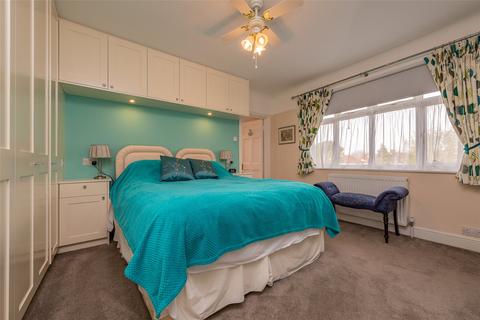 33 Cuddington Avenue, Worcester Park, KT4 7DB