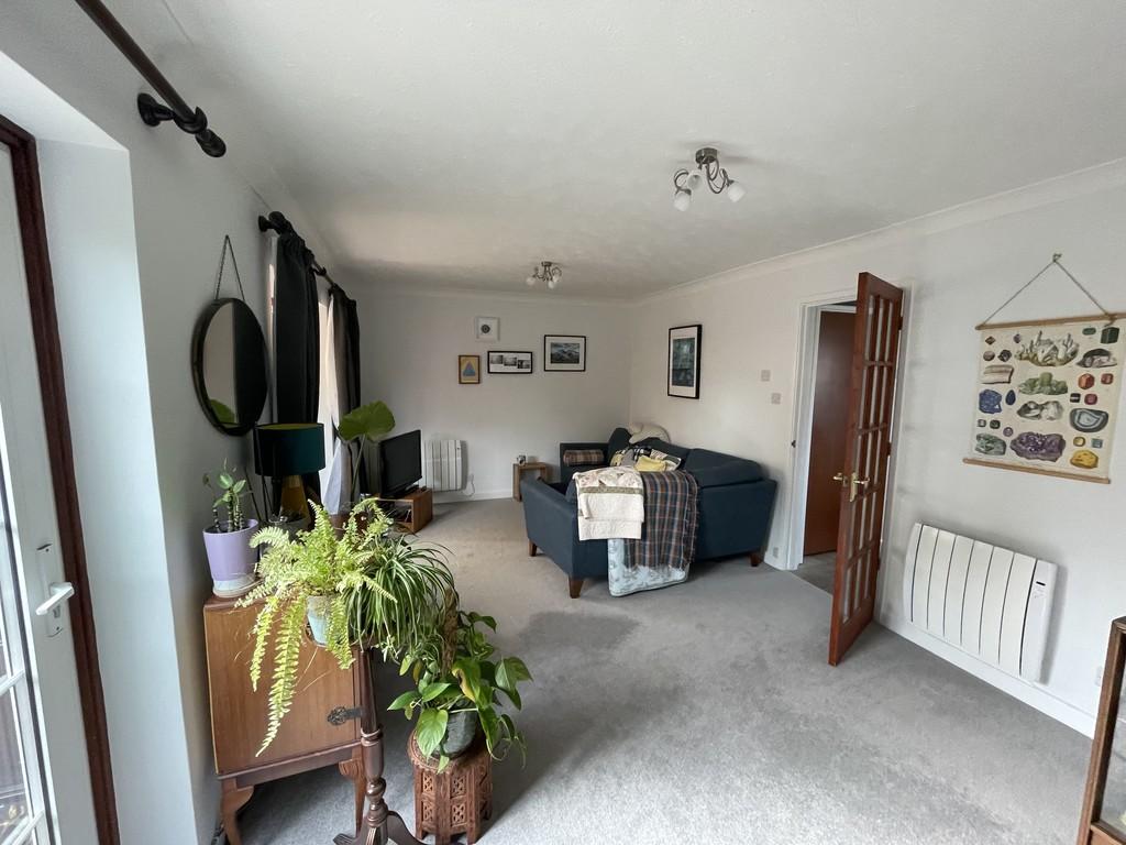 Dunn Crescent, Kintbury 3 bed terraced house £1,200 pcm (£277 pw)