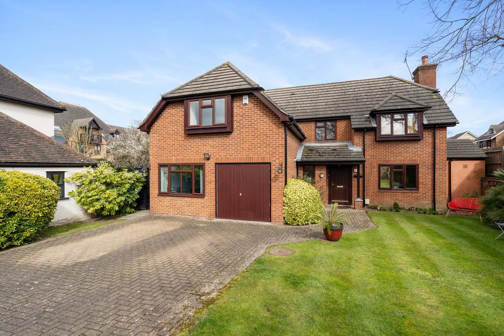 Fairlands Avenue, Buckhurst Hill 5 bed detached house - £1,200,000