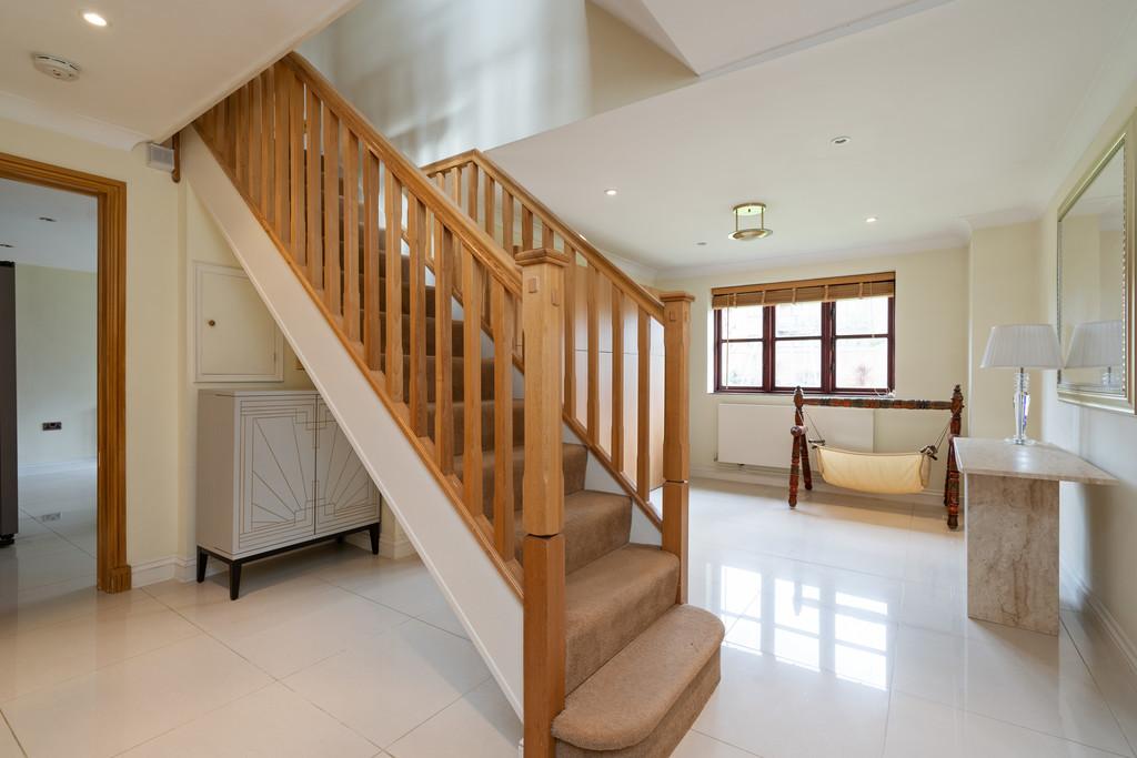 Fairlands Avenue, Buckhurst Hill 5 bed detached house £1,200,000