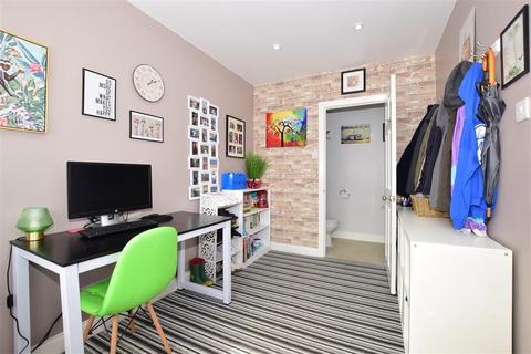 12 Dilston Road, Leatherhead, KT22 7NY