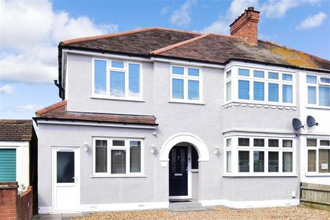 12 Dilston Road, Leatherhead, KT22 7NY