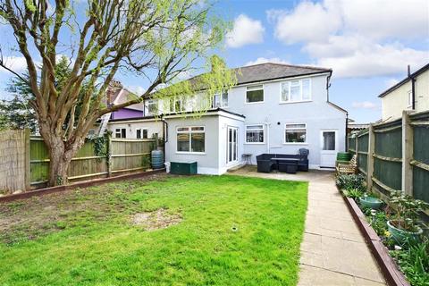 12 Dilston Road, Leatherhead, KT22 7NY