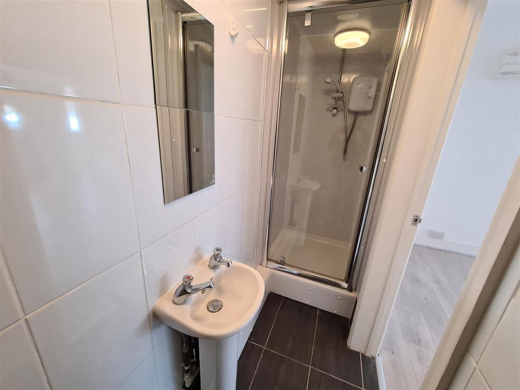 Holbrook Avenue 104 - Shower.jpg