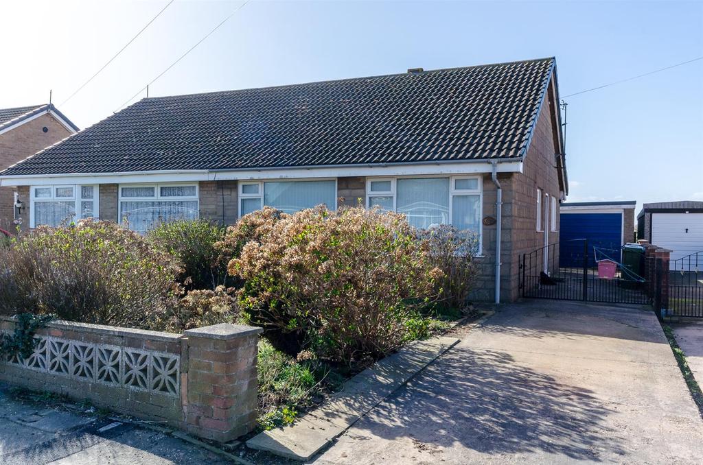 Carrs Meadow, Withernsea 2 bed semidetached bungalow £105,000