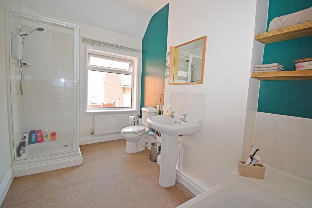 45 Bewell Head, bathroom b.jpg