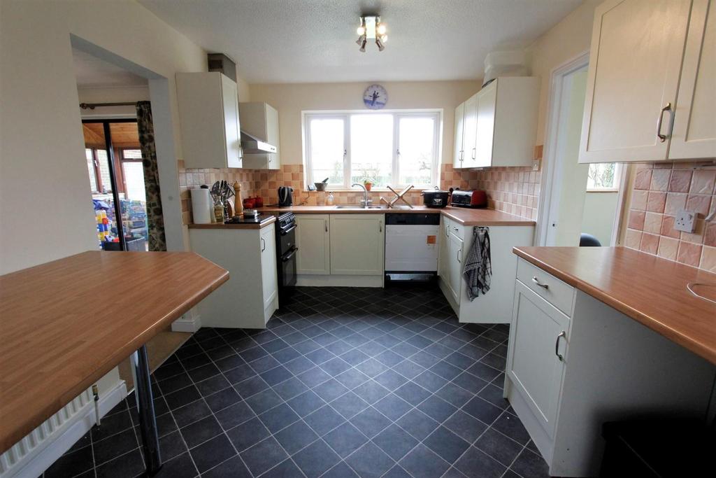 Kitchen (2).JPG