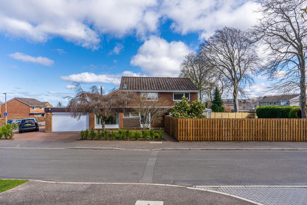 14 Newmills Road, Balerno, EH14 4 bed detached house £550,000