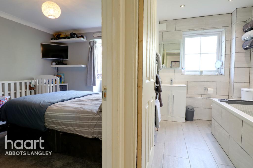 Northfield Gardens, WATFORD 1 bed apartment £250,000