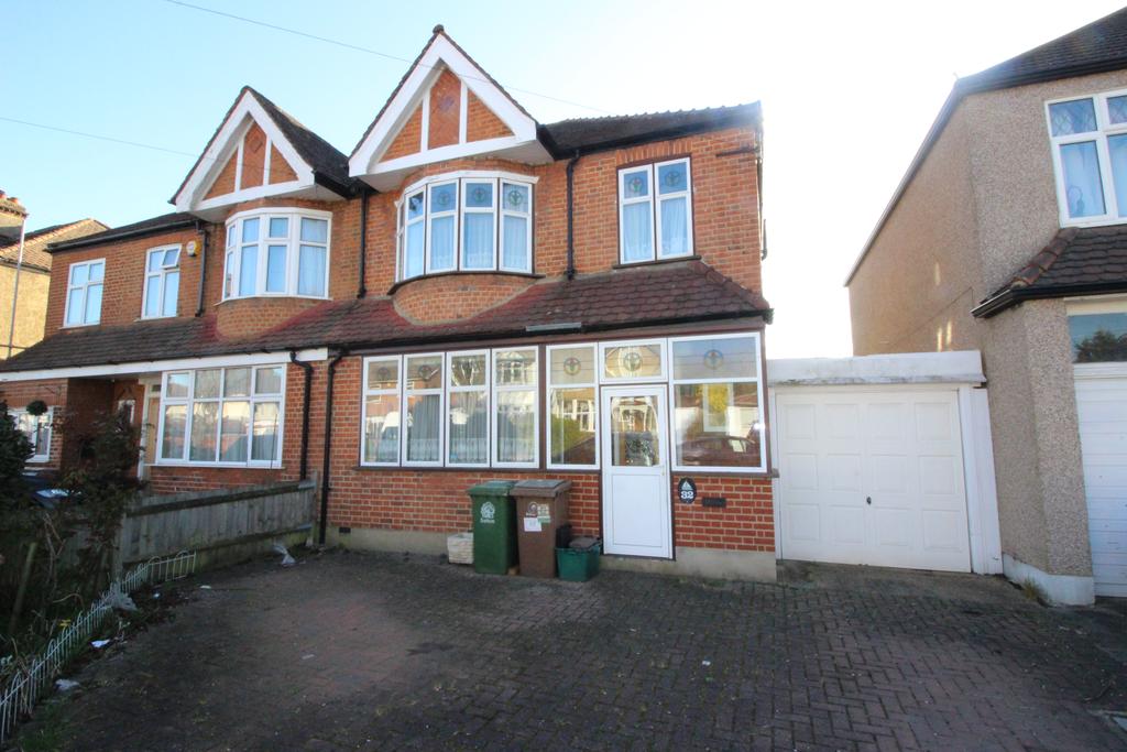 Elm Way, Worcester Park KT4 3 bed semidetached house £600,000