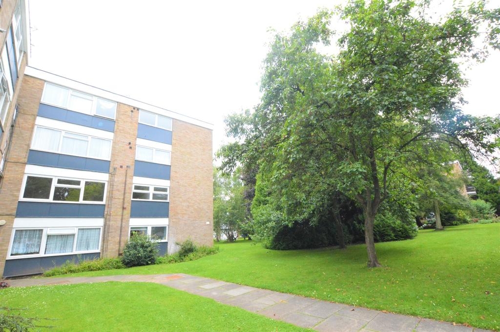 Abbots Park, St Albans, AL1 2 bed flat £875 pcm (£202 pw)