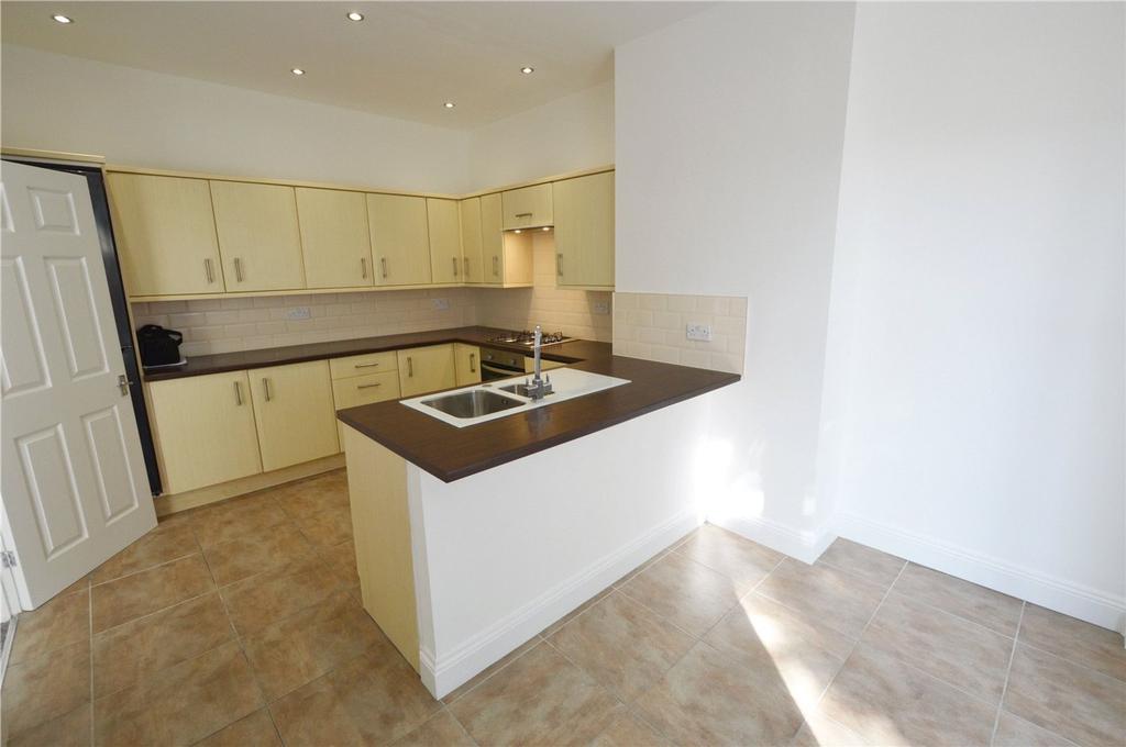 Church Road, Shoeburyness, SS3 3 bed semidetached house £300,000