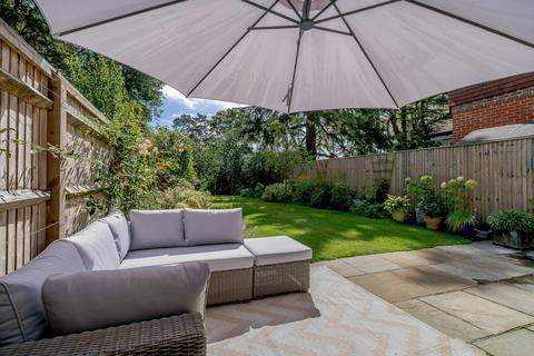 4 Nettlecombe Close, Upper Hale, Farnham, GU9 0AQ