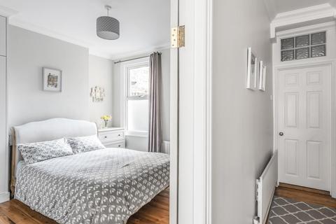 11 Midmoor Road, London, SW12 0EW