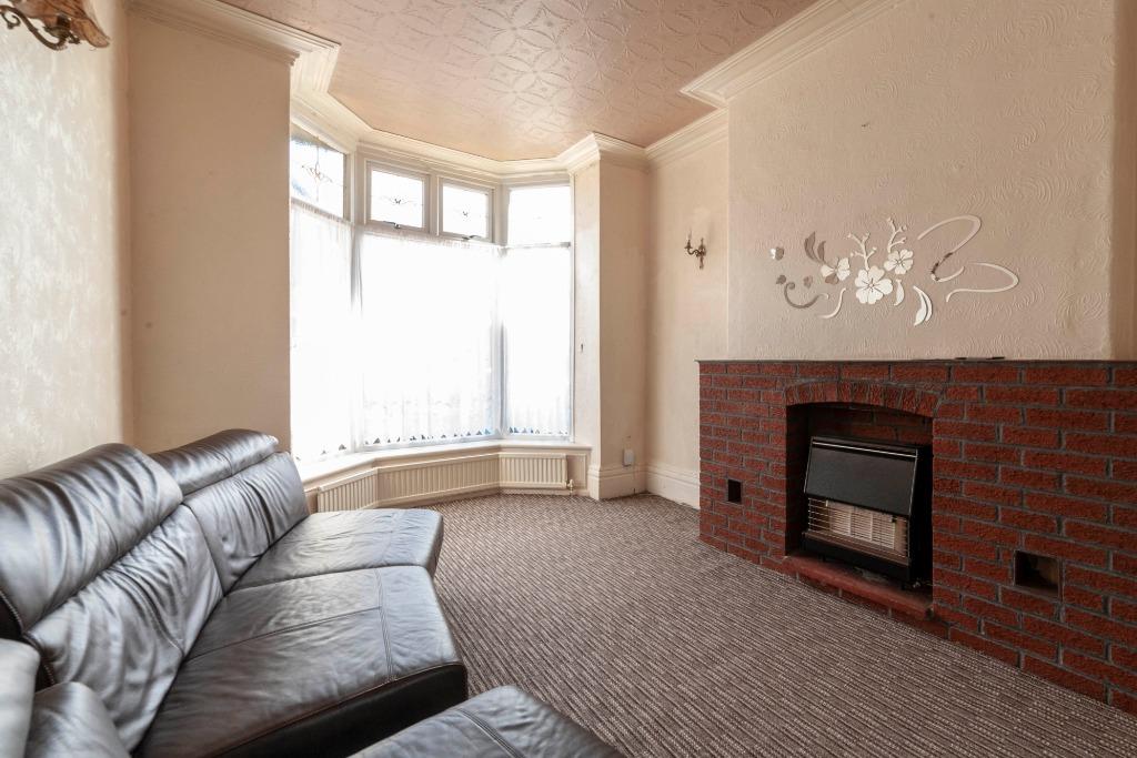 Gainsborough Avenue, Oldham, OL8 2 bed terraced house £600 pcm (£138 pw)