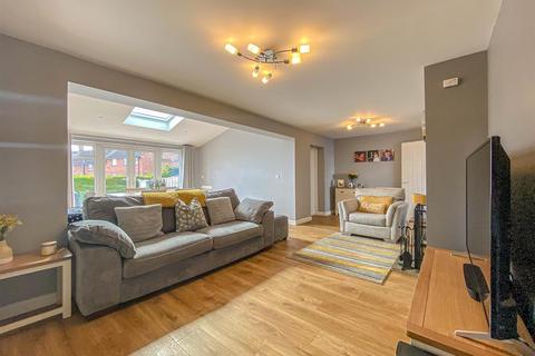 10 Frederick Thomas Road, Dursley, GL11 6NB