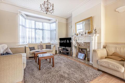 38 Thornsbeach Road, London, SE6 1EA