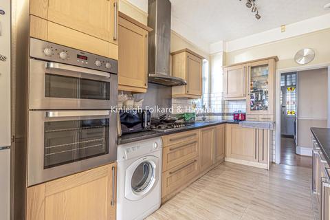 38 Thornsbeach Road, London, SE6 1EA