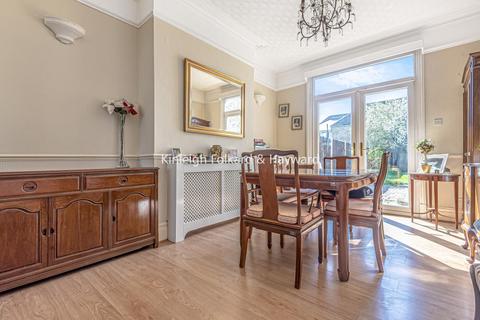 38 Thornsbeach Road, London, SE6 1EA