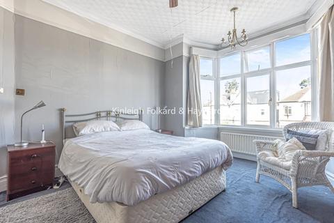 38 Thornsbeach Road, London, SE6 1EA