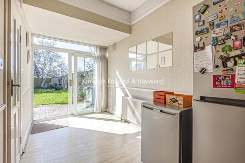 38 Thornsbeach Road, London, SE6 1EA