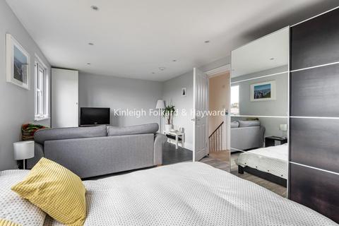 38 Thornsbeach Road, London, SE6 1EA