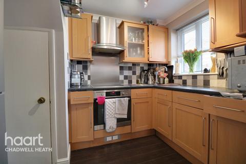 17 Aldington Close, Dagenham, RM8 1YQ