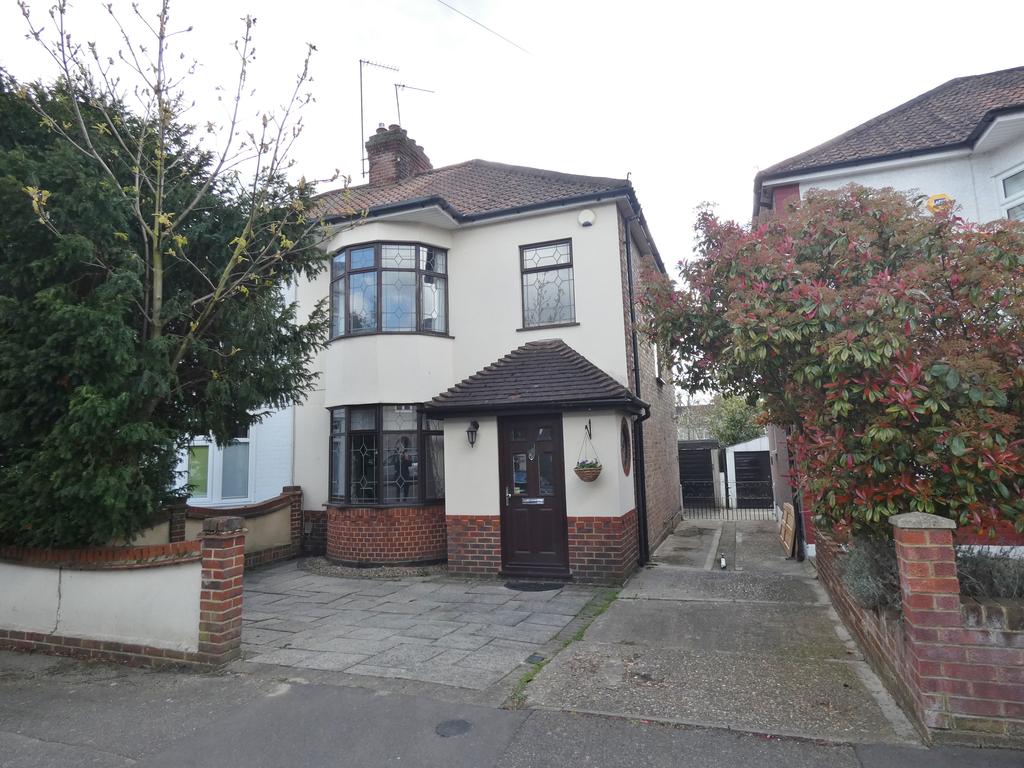 Norwood Avenue, Romford RM7 3 bed semidetached house £425,000