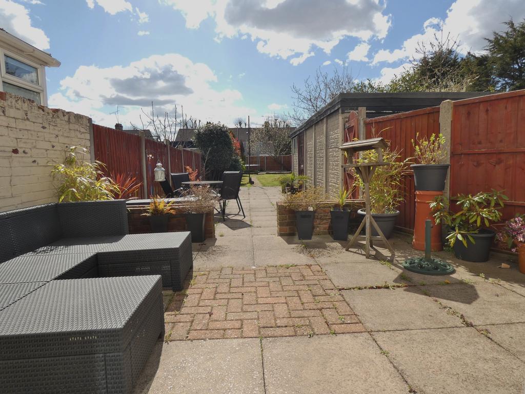 Norwood Avenue, Romford RM7 3 bed semidetached house £425,000