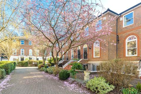 63 King George Square, Richmond, TW10 6LF