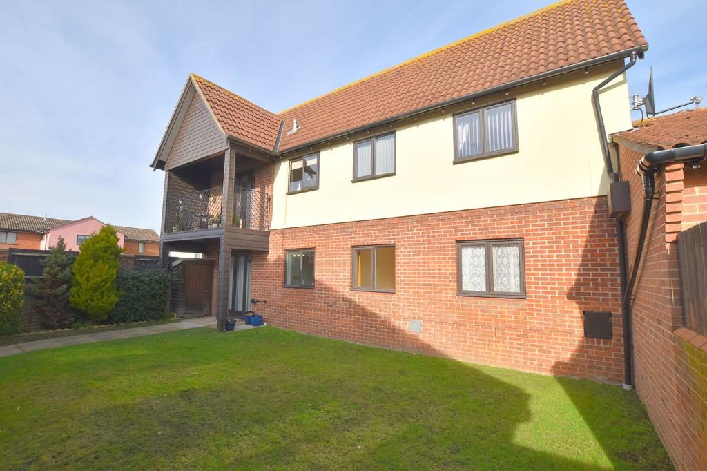 Bader Court, Martlesham Heath, IP5 3UY 2 bed apartment £160,000