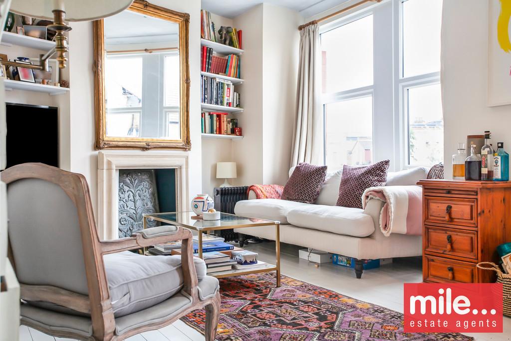 Drayton Road, London NW10 3 bed flat £1,600 pcm (£369 pw)