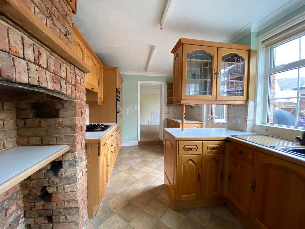 William Road, Ashford, Kent, TN23 4 bed semidetached house £1,350 pcm (£312 pw)