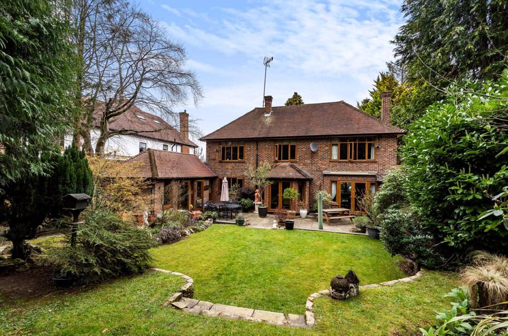 Pine Grove, Totteridge, London, N20 4 bed detached house £2,500,000