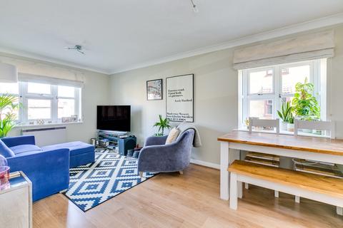 29 Adelina Mews, London, SW12 0BG