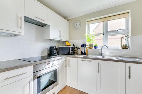 29 Adelina Mews, London, SW12 0BG