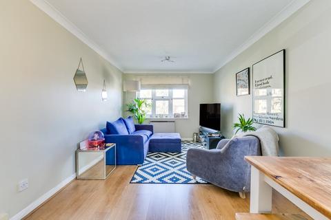 29 Adelina Mews, London, SW12 0BG