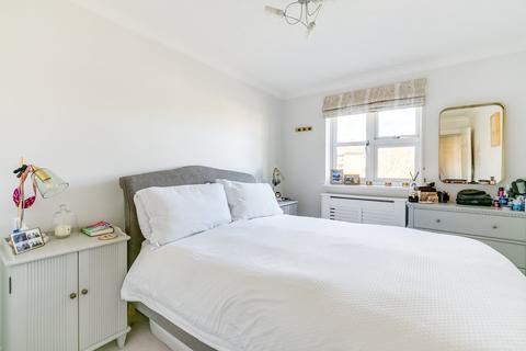 29 Adelina Mews, London, SW12 0BG