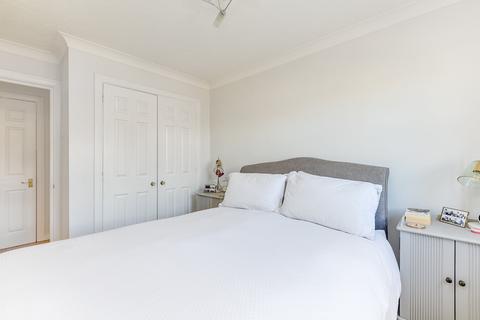 29 Adelina Mews, London, SW12 0BG