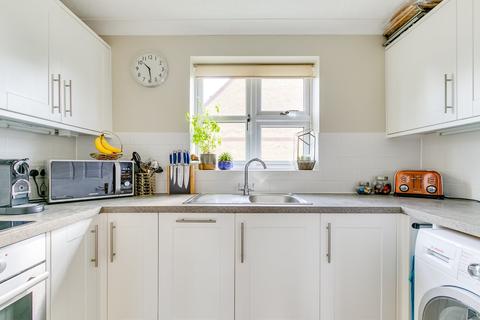 29 Adelina Mews, London, SW12 0BG