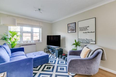 29 Adelina Mews, London, SW12 0BG