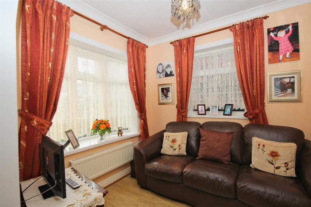 Louis Drive, Hull 2 bed end of terrace house £129,950