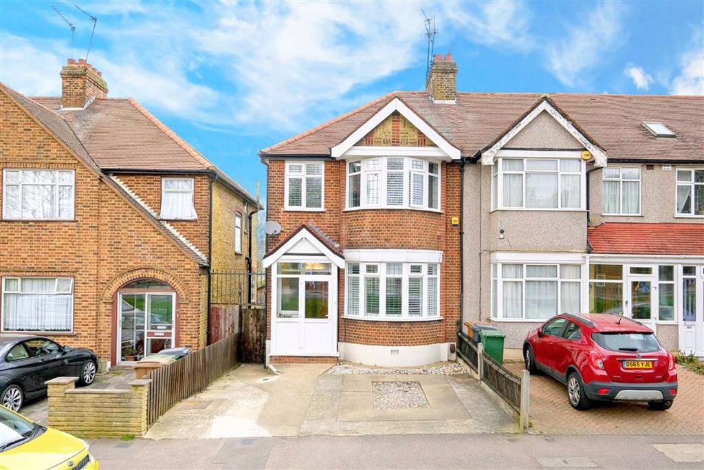 New Road, Chingford 3 bed end of terrace house £500,000