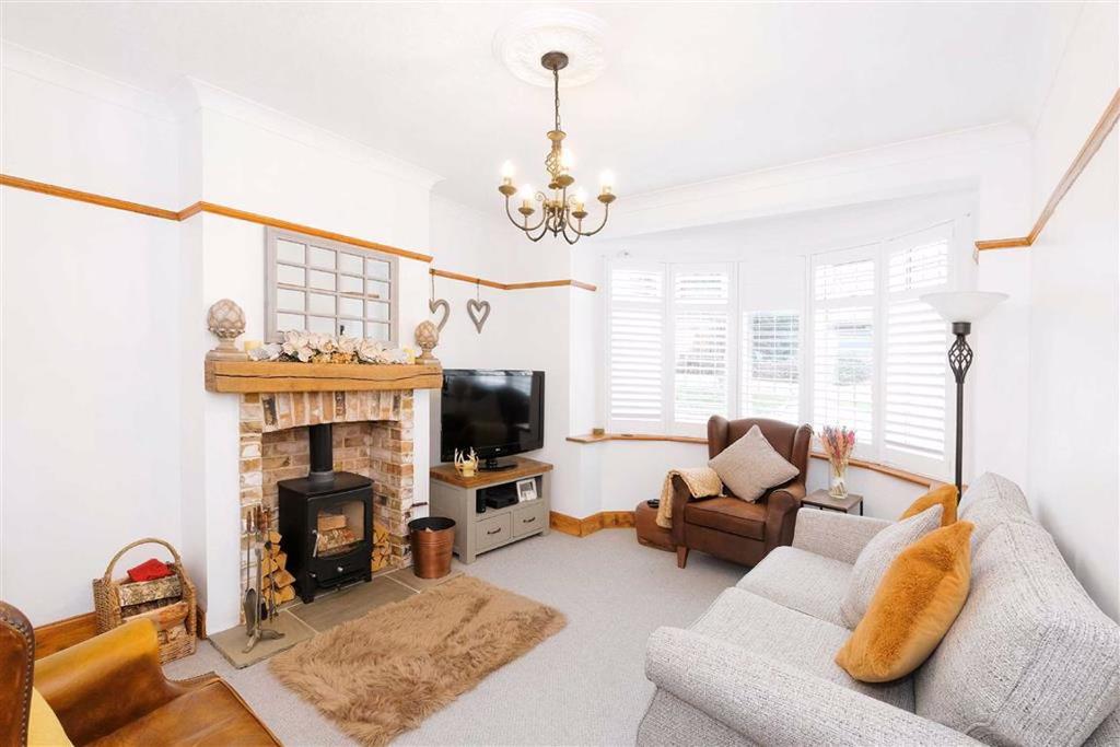 New Road, Chingford 3 bed end of terrace house £500,000