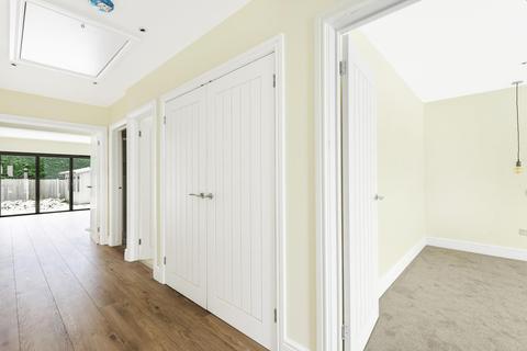 34 Romans Way, Woking, GU22 8TR