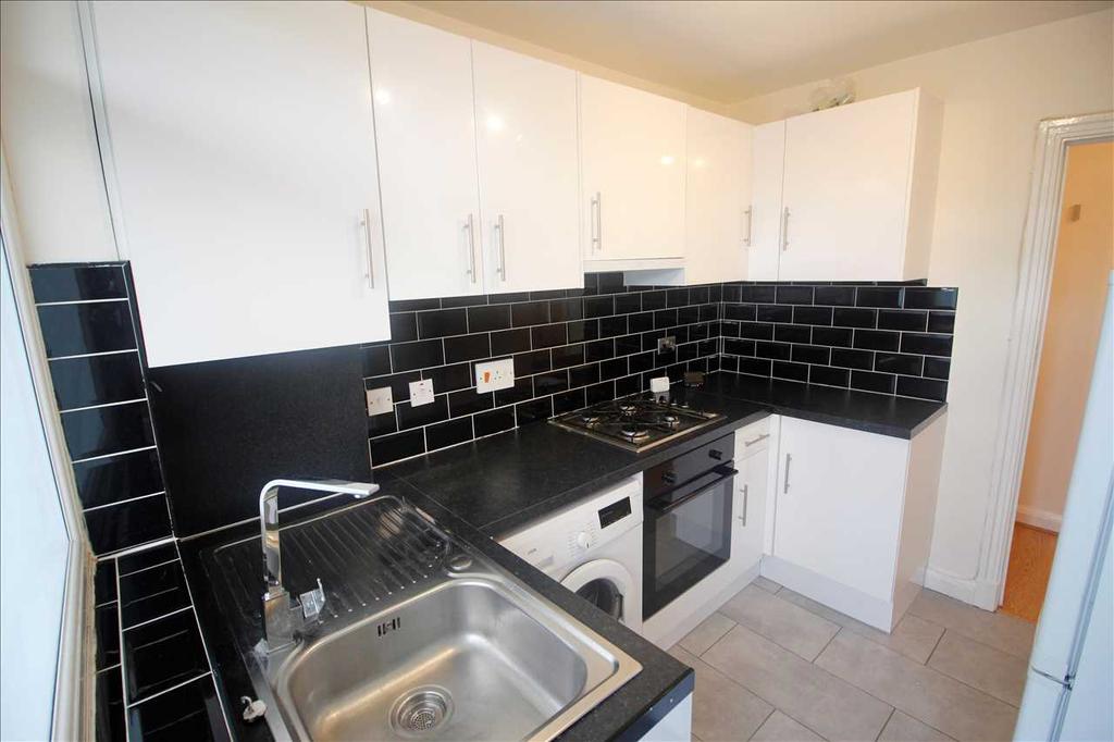 Canons Court, Edgware 2 bed apartment £1,250 pcm (£288 pw)