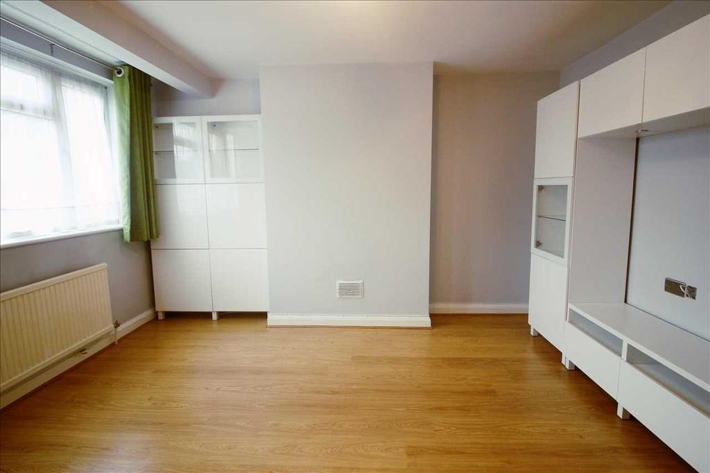 Canons Court, Edgware 2 bed apartment £1,250 pcm (£288 pw)