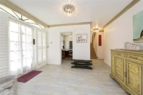 3 Dickens Close, Richmond, TW10 7AU