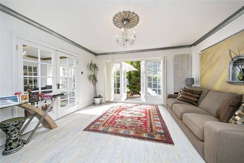3 Dickens Close, Richmond, TW10 7AU